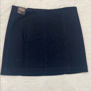 Tinseltown Women's dark blue denim skirt, lots of stretch nwt